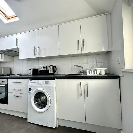 Massive 4 Bedroom Duplex Apartment - Sleeps Up To 10 People - Free Parking - 5 Minutes To The Best Beach! - Great Location - Fast Wifi - Smart Tv - Newly Decorated - Sleeps Up To 10! Close To Bournemouth & Poole Town Centre & Sandbanks מראה חיצוני תמונה