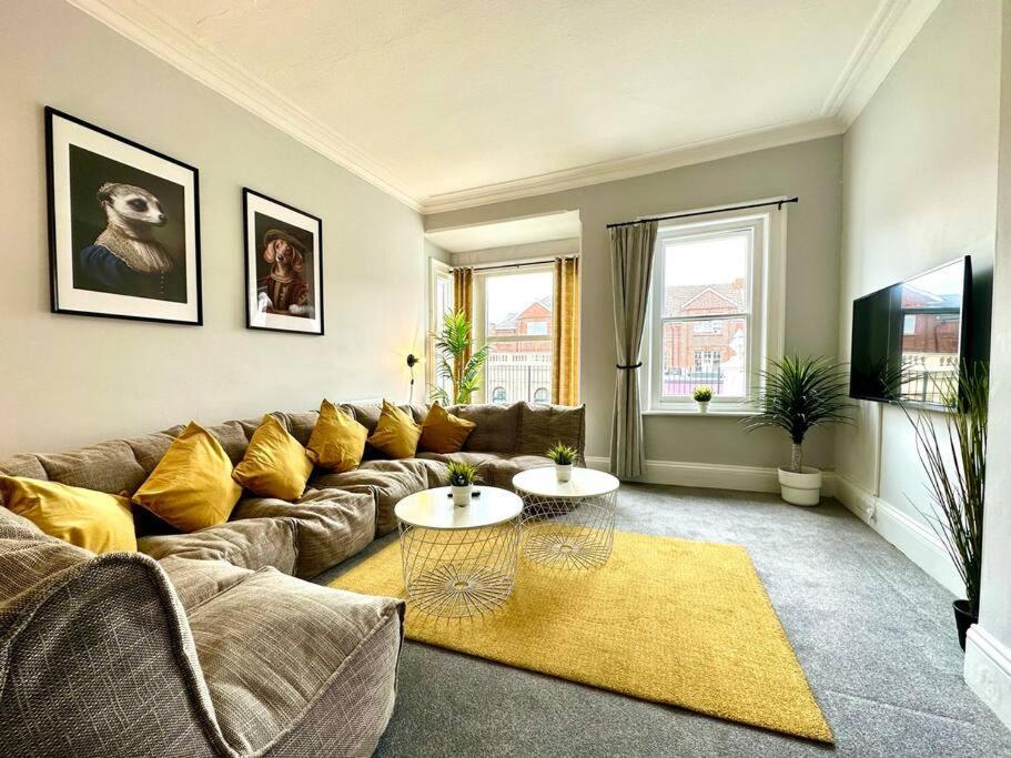 Massive 4 Bedroom Duplex Apartment - Sleeps Up To 10 People - Free Parking - 5 Minutes To The Best Beach! - Great Location - Fast Wifi - Smart Tv - Newly Decorated - Sleeps Up To 10! Close To Bournemouth & Poole Town Centre & Sandbanks מראה חיצוני תמונה