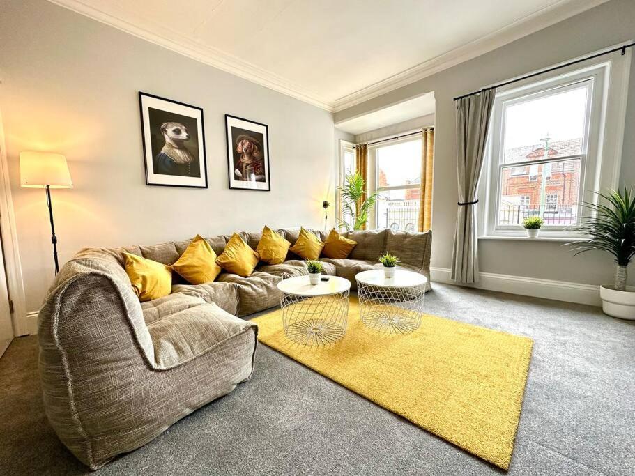 Massive 4 Bedroom Duplex Apartment - Sleeps Up To 10 People - Free Parking - 5 Minutes To The Best Beach! - Great Location - Fast Wifi - Smart Tv - Newly Decorated - Sleeps Up To 10! Close To Bournemouth & Poole Town Centre & Sandbanks מראה חיצוני תמונה