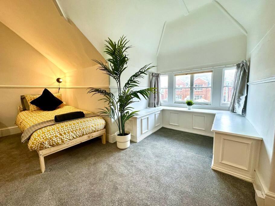 Massive 4 Bedroom Duplex Apartment - Sleeps Up To 10 People - Free Parking - 5 Minutes To The Best Beach! - Great Location - Fast Wifi - Smart Tv - Newly Decorated - Sleeps Up To 10! Close To Bournemouth & Poole Town Centre & Sandbanks מראה חיצוני תמונה