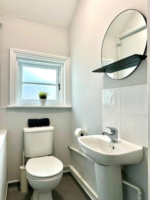 Massive 4 Bedroom Duplex Apartment - Sleeps Up To 10 People - Free Parking - 5 Minutes To The Best Beach! - Great Location - Fast Wifi - Smart Tv - Newly Decorated - Sleeps Up To 10! Close To Bournemouth & Poole Town Centre & Sandbanks מראה חיצוני תמונה