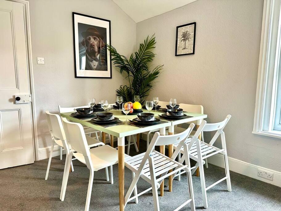 Massive 4 Bedroom Duplex Apartment - Sleeps Up To 10 People - Free Parking - 5 Minutes To The Best Beach! - Great Location - Fast Wifi - Smart Tv - Newly Decorated - Sleeps Up To 10! Close To Bournemouth & Poole Town Centre & Sandbanks מראה חיצוני תמונה